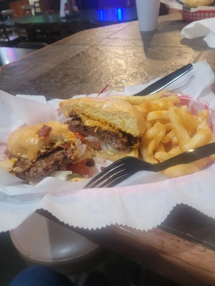 Chili Burger & Fries